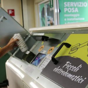 Uno contro Zero &egrave; legge: i piccoli rifiuti elettronici si portano in negozio