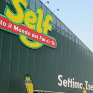 Chiusure. Self a Settimo Torinese e Bricocenter a Taranto