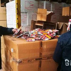 Stick di colla pericolosi, interviene la GdF