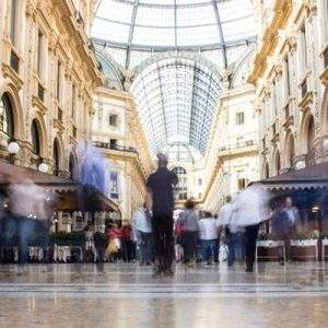 Negozi, compravendite in crescita ma prezzi in calo