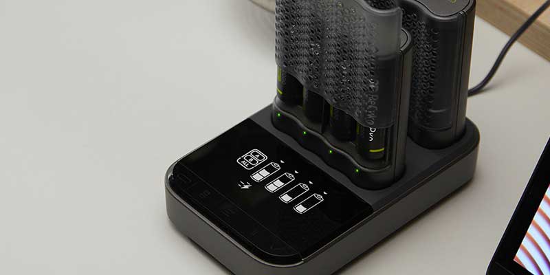 caricabatterie della serie ReCyko Pro