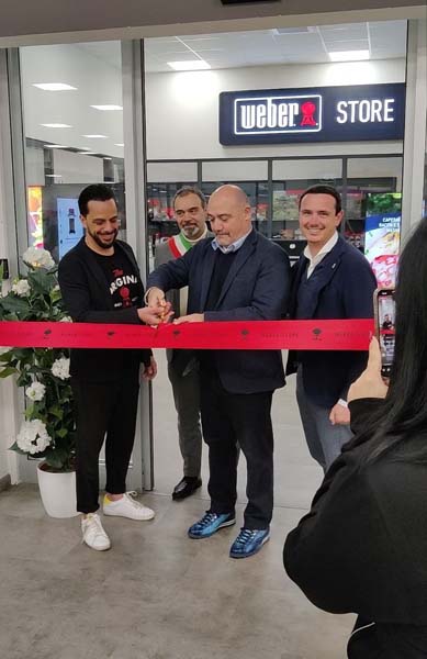 Alessandro Puccinelli, titolare di Mondo Verde e il sindaco di Gattatico Luca Ronzoni