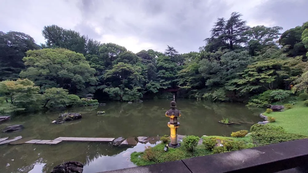 Il bellissimo e antico giardino all'interno dell'Ambasciata italiana a Tokyo