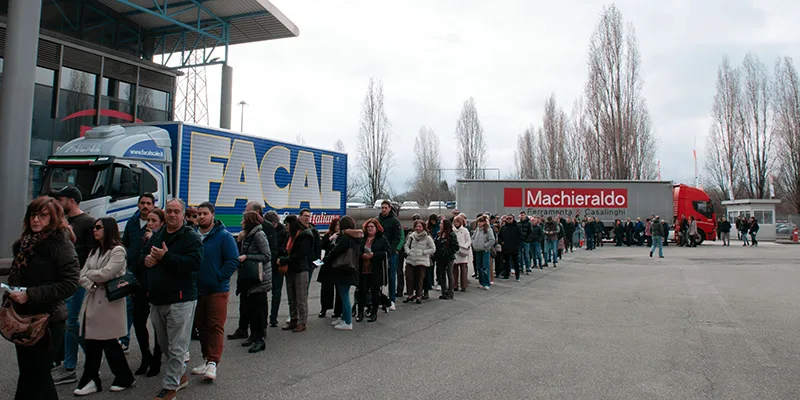 rivenditori in fila per Expo Machieraldo