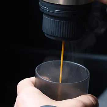 Un caffè espresso, caldo e ovunque con Aqiila