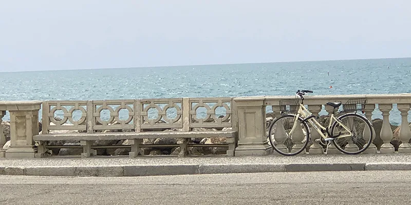 bicicletta in riva al mare