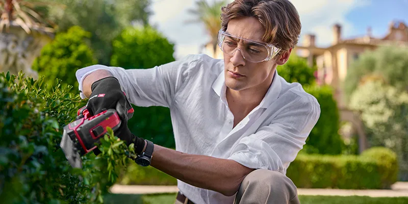 George Russel fa giardinaggio