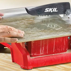 Skil 1350 AA: la sega a umido per piastrelle che punta su precisione e robustezza