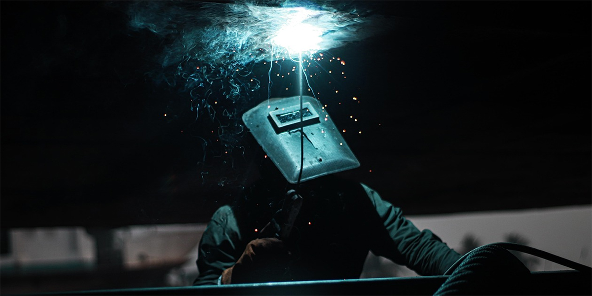 operaio-con-guanti-da-lavoro-e-altri-dispositivi-di-protezione