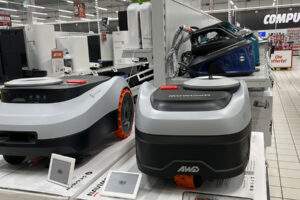 Dalla Cina il grande attacco ai robot rasaerba europei