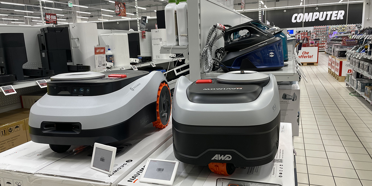 robot tagliaerba in un negozio di elettronica
