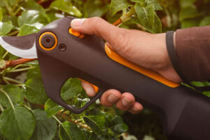 Sabart amplia il catalogo con la gamma Fiskars a batteria per la potatura