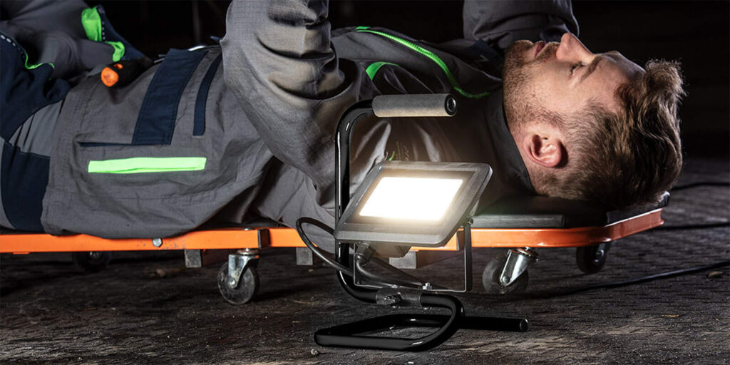 L&rsquo;illuminazione professionale &egrave; decisiva in cantiere, in officina e nel fai-da-te