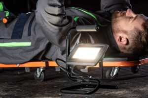 L&rsquo;illuminazione professionale &egrave; decisiva in cantiere, in officina e nel fai-da-te